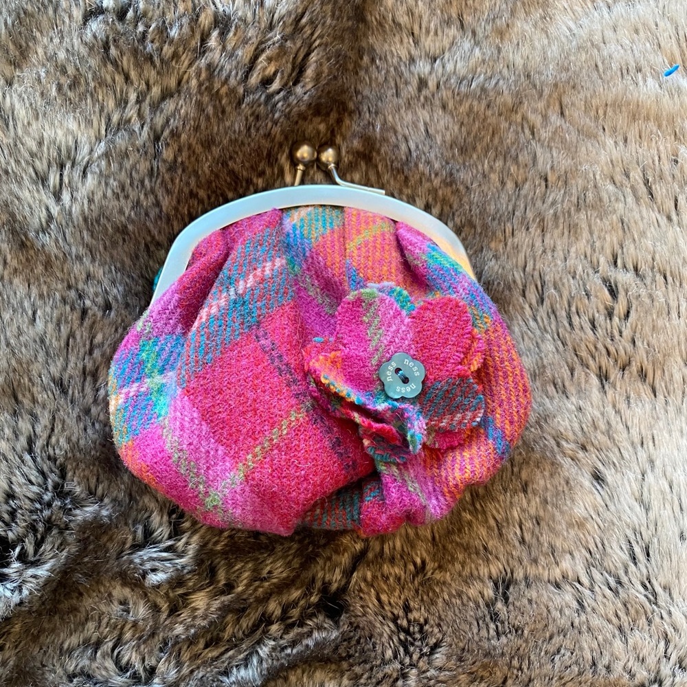 Ness wool coin purse with removable flower pin